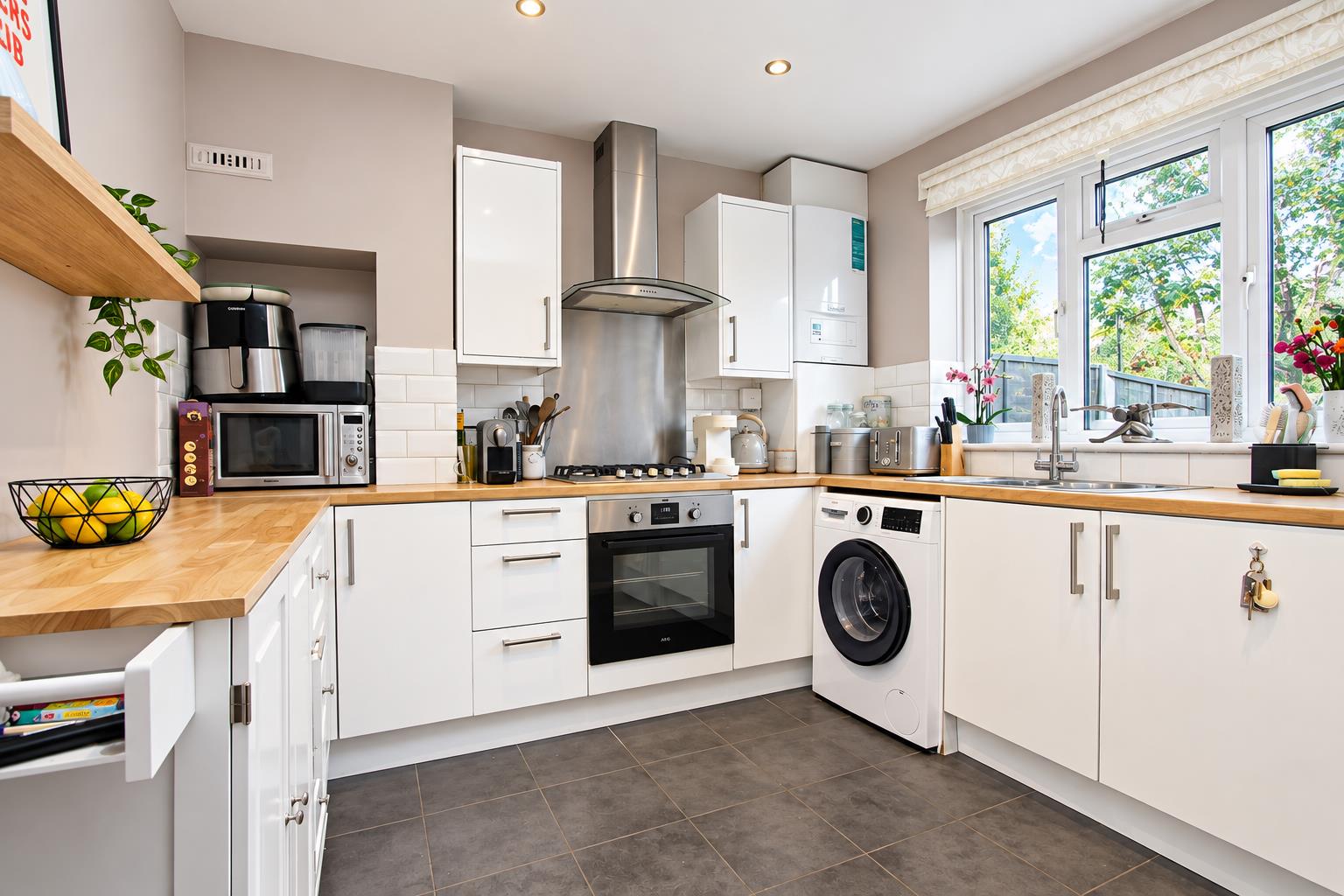 3 bed property in Newstead Walk, Carshalton